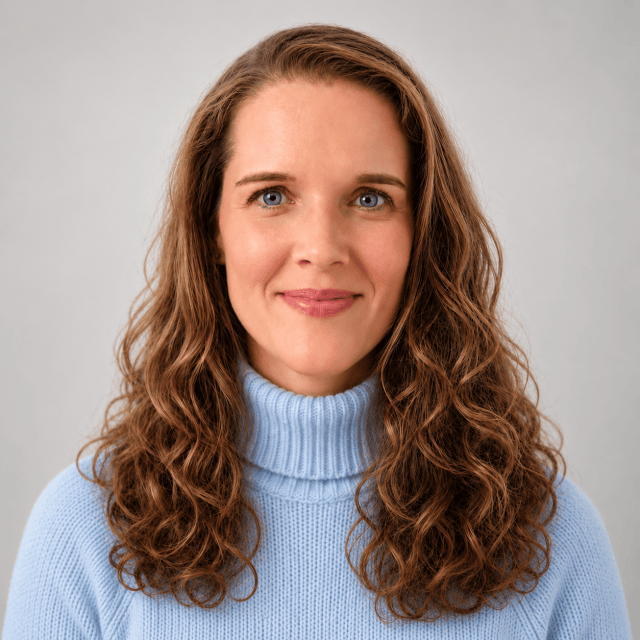 Sandra Müller im hellblauen Pullover