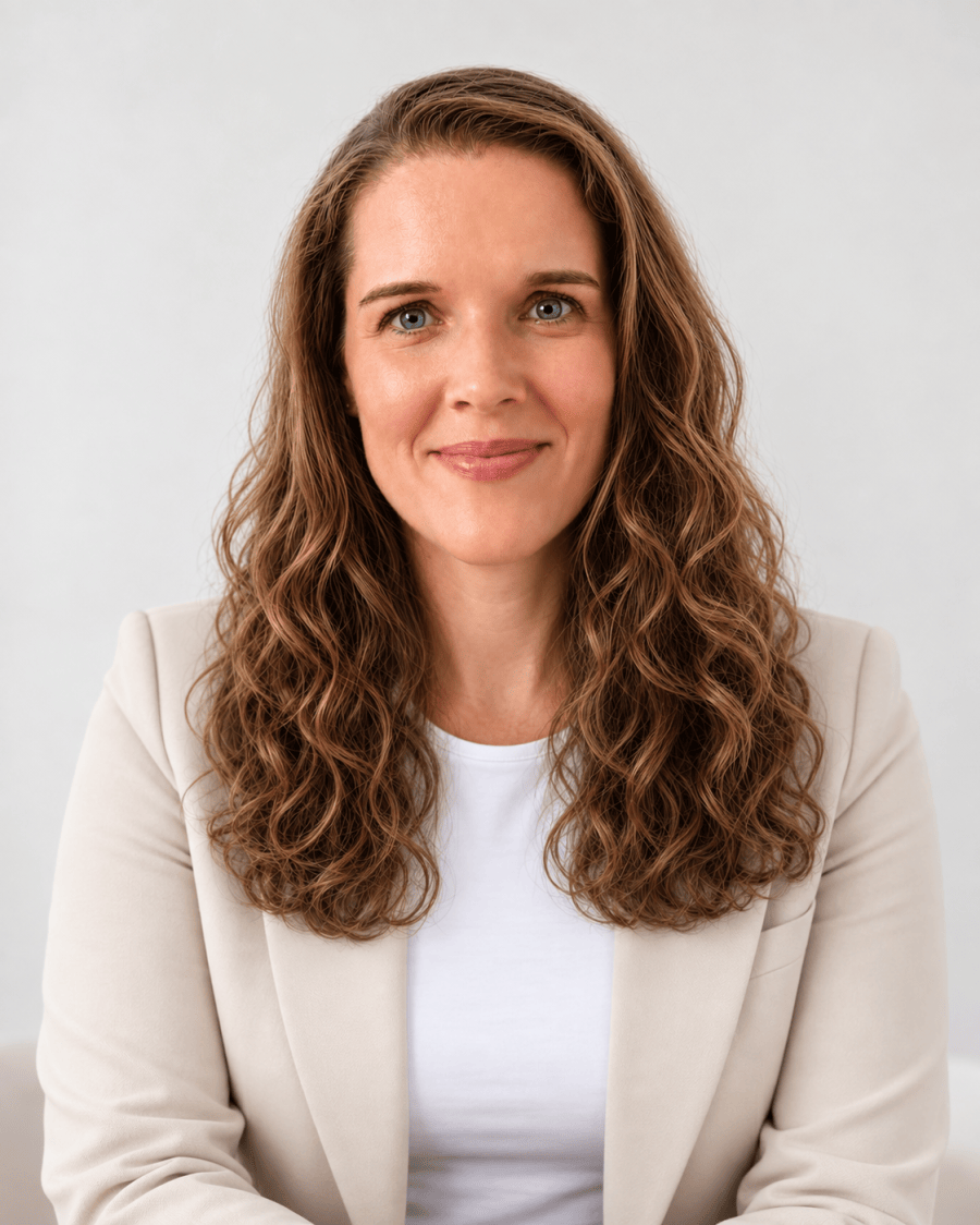 Sandra Müller im hellbeigen Blazer vor hellem Hintergrund